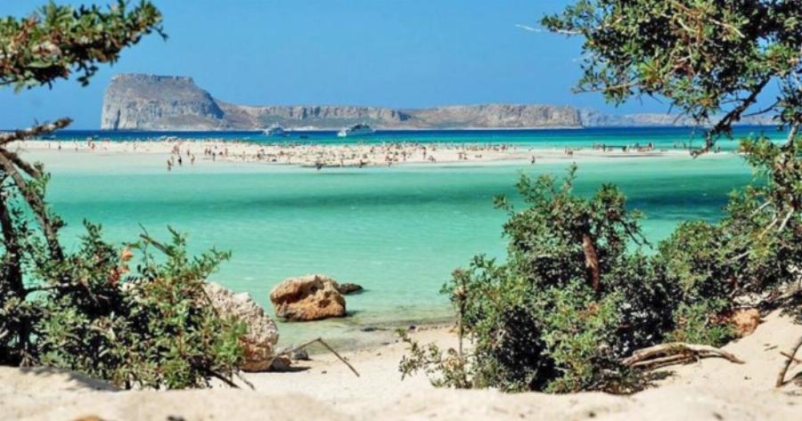 Κάπως έτσι μοιάζει ο Παράδεισος.. Η παραλία της Ελλάδας με τη ροζ άμμο, τα αμέτρητα κοχύλια και την εξωπραγματική ομορφιά