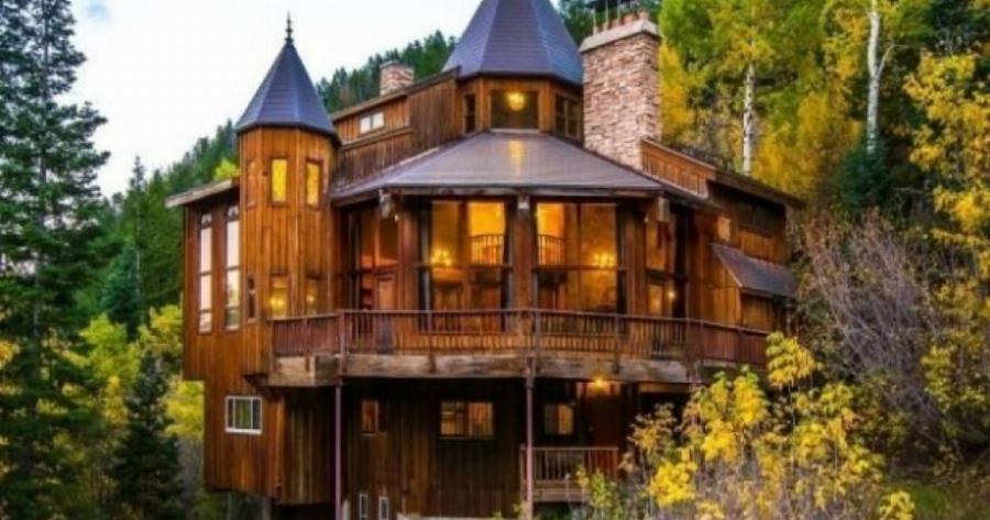 Είναι Ξύλινο, έχει 5 δωμάτια και 4 μπάνια και είναι το όνειρο κάθε ανθρώπου