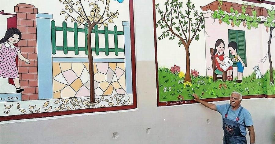 Ένας υπέροχος παππούς ζωγραφίζει το παλιό αλφαβητάρι σε σχολείο της Πάτρας