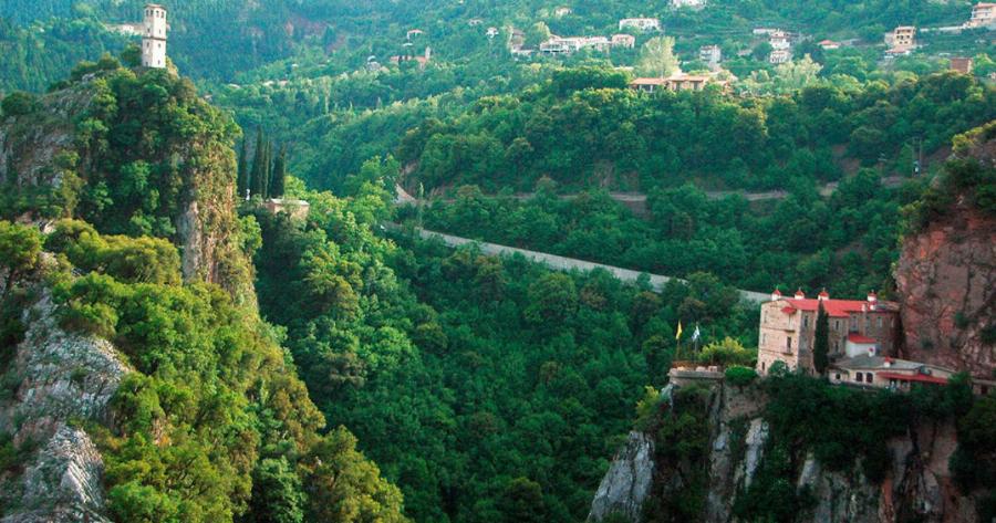 Μονή Προυσού: Ένα μοναστήρι που μοιάζει σαν να κρέμεται από τα βράχια!