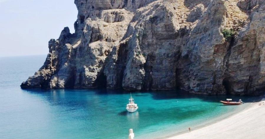 Η ονειρική, μυστική παραλία της Εύβοιας όπου κάποτε υπήρχε αρχαία πόλη που ερημώθηκε μυστηριωδώς