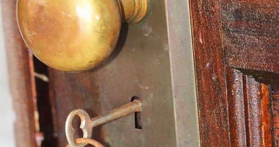 Αυτό το Σπίτι στο Παρίσι, είχε να Ανοιχθεί από το 1970. Όταν το Άνοιξαν, απλά Πάγωσαν…