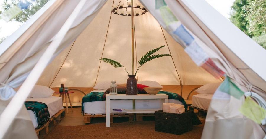 Η νέα μόδα στο κάμπινγκ ονομάζεται glamping και βρίσκεται μόλις 2 ώρες από την Αθήνα