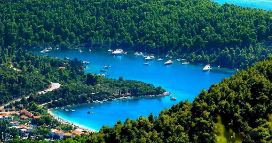 Σκόπελος: Εκεί που το πράσινο σμίγει με το γαλάζιο!