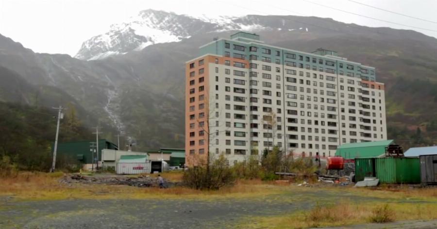 Σας φαίνεται για μια απλή ψηλή πολυκατοικία; Μόλις δείτε τι υπάρχει στο εσωτερικό της θα σας πέσει το σαγόνι!