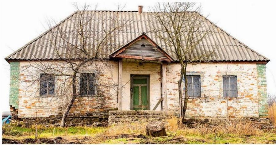 Φωτογράφος βρίσκει ένα εγκαταλειμμένο Σπίτι και αποφασίζει να μπει μέσα. Μόλις ανοίγει η Πόρτα όμως…