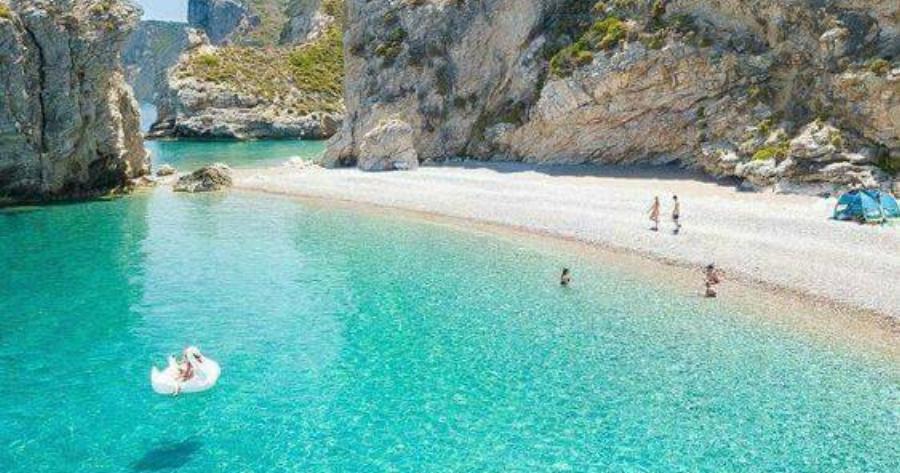 124 σκαλοπάτια.. Τόσα πρέπει να κατέβεις για να φτάσεις στον καλοκαιρινό Παράδεισο της Ελλάδας