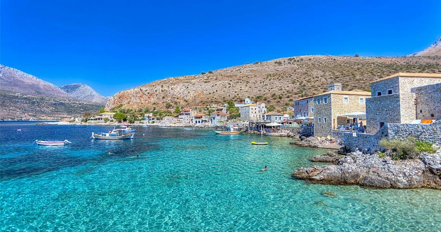 Tο πανέμορφο πυργοχώρι της Μέσα Μάνης που βρέχει η θάλασσα