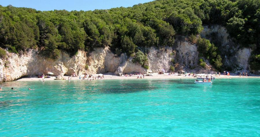 Παραλία Πισίνα: Μια από τις διασημότερες παραλίες στα Σύβοτα με διάφανα τιρκουάζ νερά