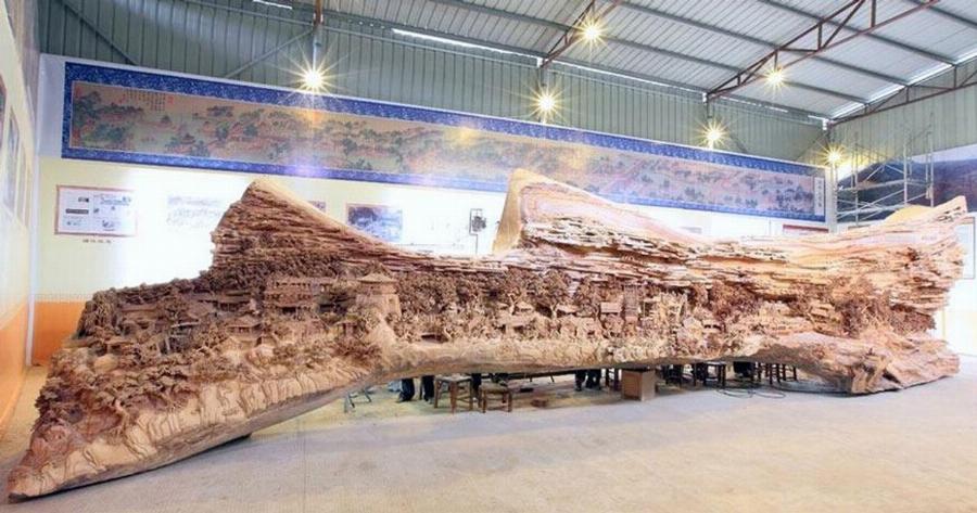 Ένας Κινέζος γλύπτης σκάλιζε επί 4 ολόκληρα χρόνια έναν παλιό κορμό δέντρου. Σήμερα μας παρουσιάζει περήφανος ένα έργο τέχνης που όμοιο του δεν υπάρχει.