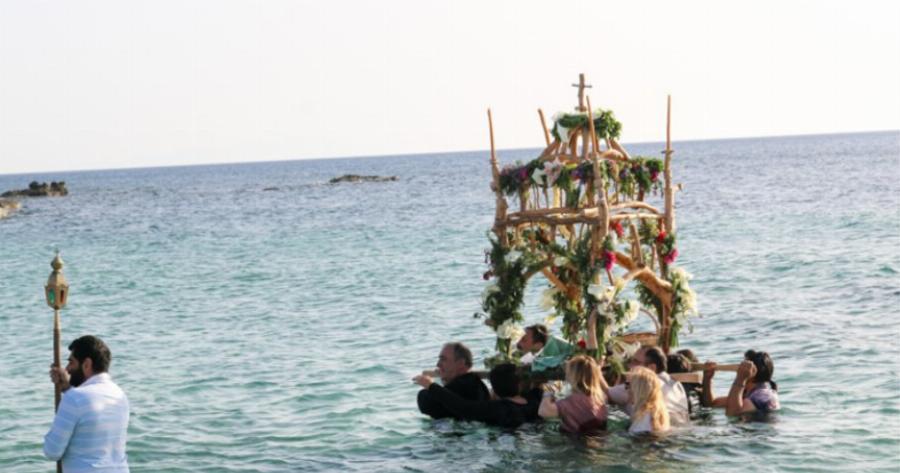 Επιτάφιος στο Καστράκι Νάξου: Μέσα στη θάλασσα η περιφορά – Δείτε φωτογραφίες και βίντεο