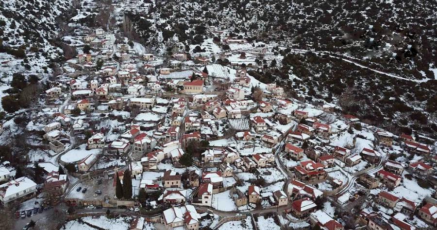 «Κολοκοτρωνίτσι»: Χιονισμένο το γραφικό χωριουδάκι του Πώποτα και της Χαράς