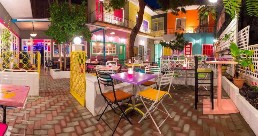 Υπάρχει ένα μαγαζί στο Χαλάνδρι με την πιο πολύχρωμη αυλή της Αθήνας