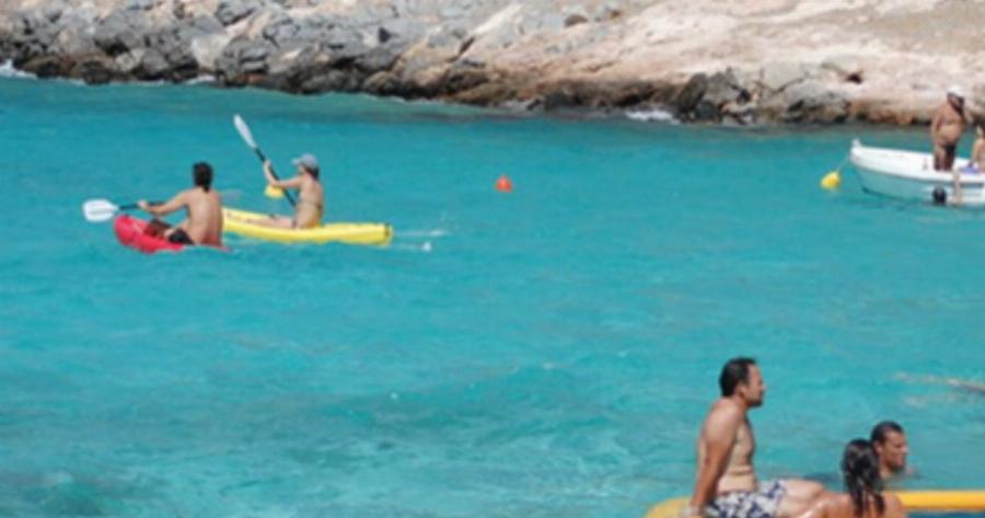 Το «διαμαντάκι» νησί με τα κρυστάλλινα τιρκουάζ νερά μόλις 55 λεπτά από τον Πειραιά, για φθηνά Σαββατοκύριακα