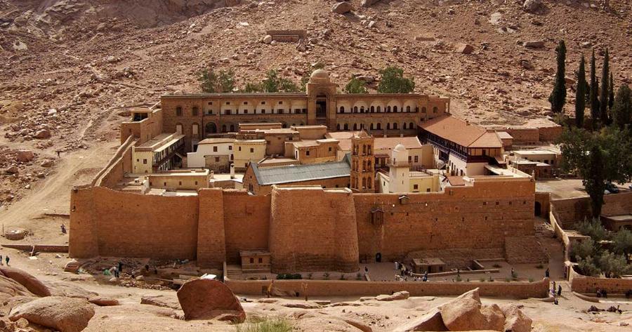 Το μοναστήρι της Αγίας Αικατερίνης που βρίσκεται στην κορυφή του Όρους Σινά