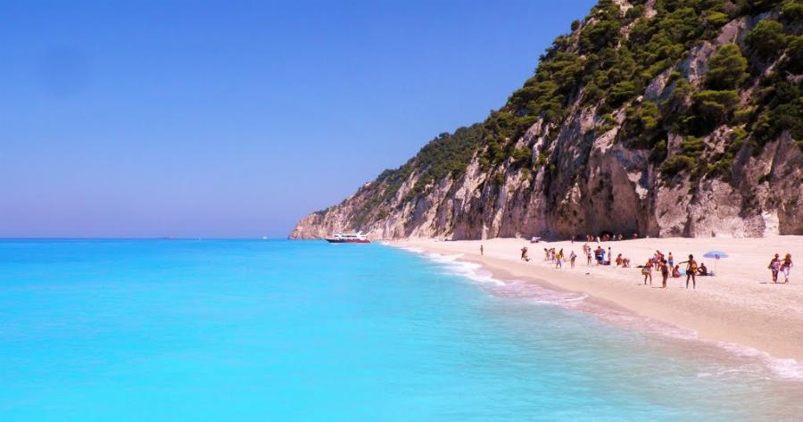 Στην Λευκάδα η παραλία με τα πιο γαλάζια νερά στον κόσμο