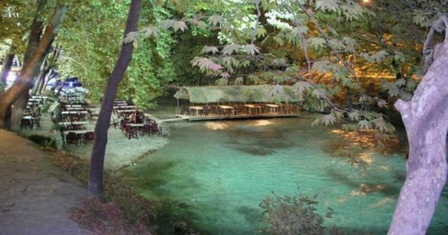 Το μικρό ελληνικό χωριουδάκι δίπλα σε ποτάμι που μαγεύει με το υπέροχο φυσικό περιβάλλον του