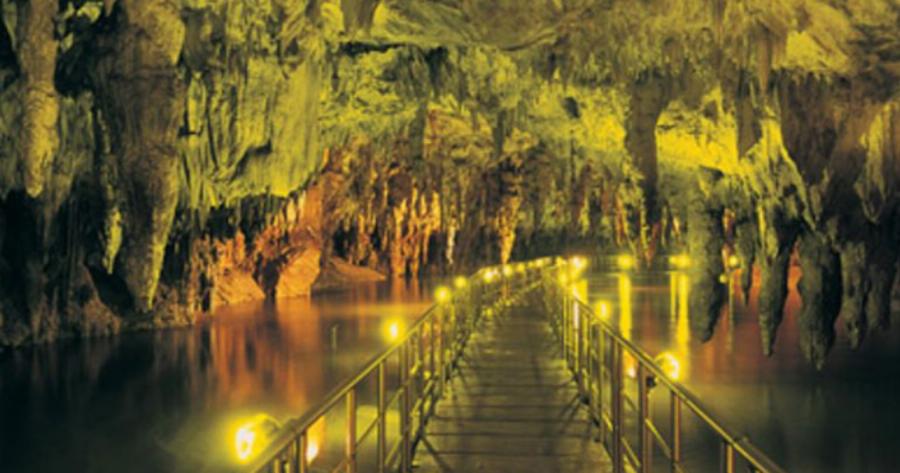 Υπάρχει ένα μαγευτικό υπόγειο ποτάμι στην Ελλάδα που λίγοι γνωρίζουν