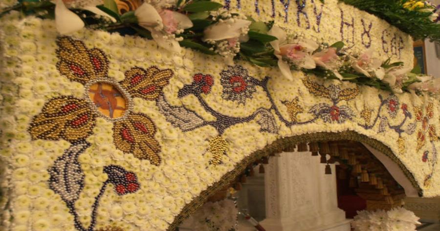 Επιτάφιος για ρεκόρ στο Ναύπλιο: Φτιάχτηκε με 60.000 πέρλες, 2.000 πούλιες και 7.000 χρυσάνθεμα
