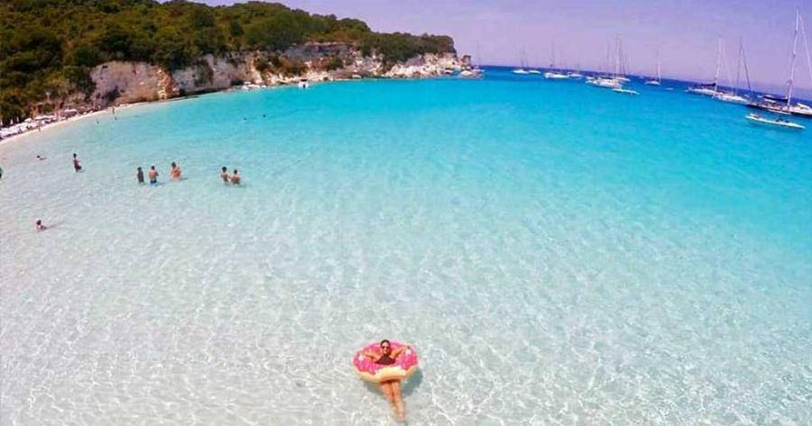 To μικρό νησί του Ιονίου με τις παραδεισένιες παράλιες και τα γαλαζοπράσινα νερά