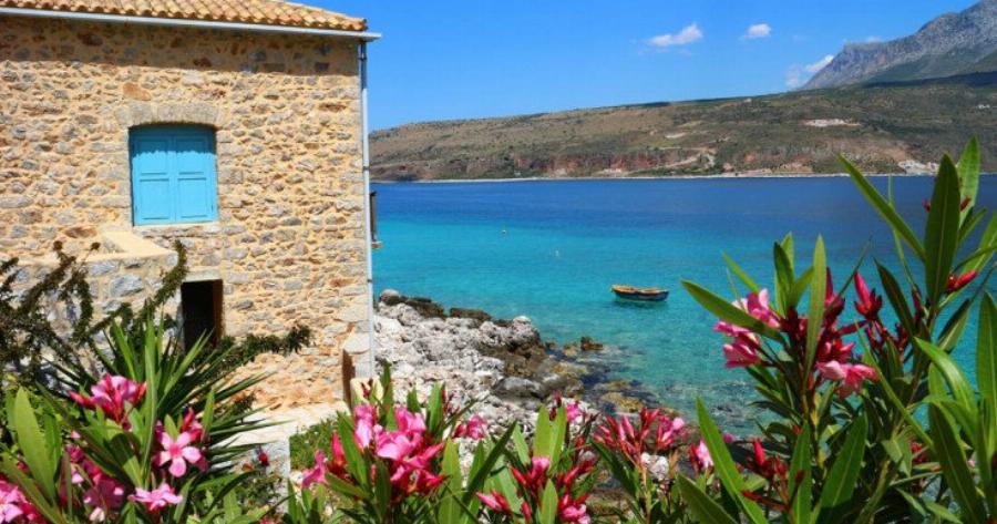 Λιμένι, στο χρώμα της θάλασσας και της πέτρας! Εικόνες από τη Μάνη που «μυρίζουν» καλοκαίρι