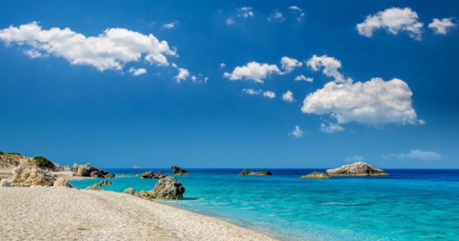 Κάθισμα, η μαγευτική παραλία της Λευκάδας! Εκεί που τα γαλαζοπράσινα νερά παίζουν με τη λευκή άμμο