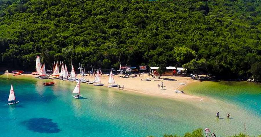 Ελληνικοί παράδεισοι για διακοπές που δεν χρειάζονται ακτοπλοϊκά