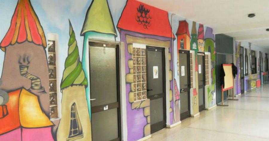 Το σχολείο στα Χανιά με τα υπέροχα γκράφιτι στους τοίχους.