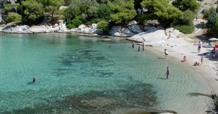 Η πανέμορφη μικρή εξωτική παραλία στο δεύτερο πόδι της Χαλκιδικής που ξετρελαίνει Έλληνες και ξένους