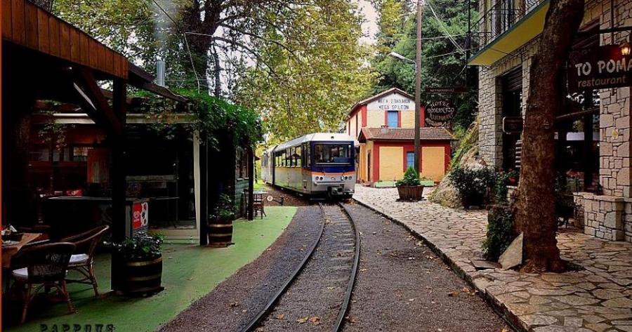 Ζαχλωρού: Ένα χωριουδάκι-κόσμημα και ένα τρένο που κάνει την ομορφότερη διαδρομή