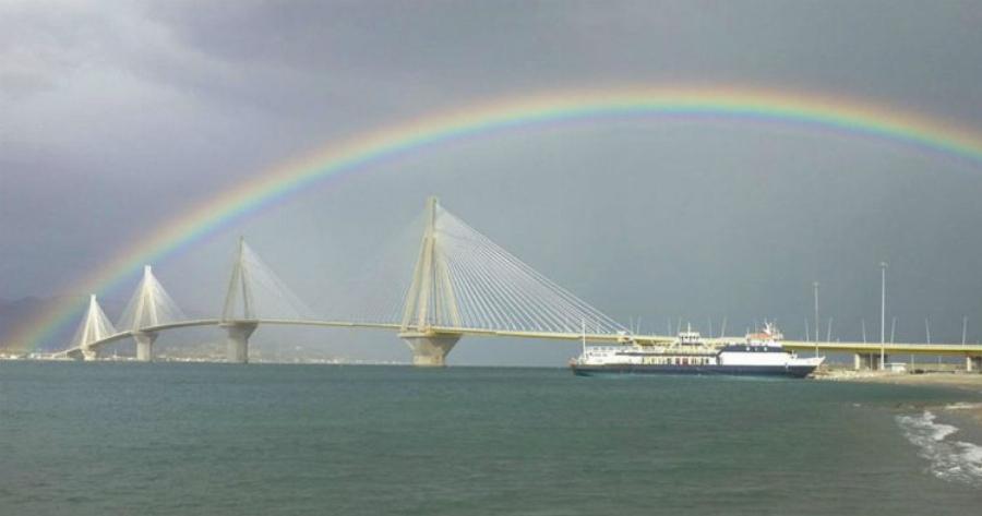 Πανέμορφο ουράνιο τόξο εμφανίστηκε ξαφνικά πάνω από τη γέφυρα Ρίου-Αντιρρίου