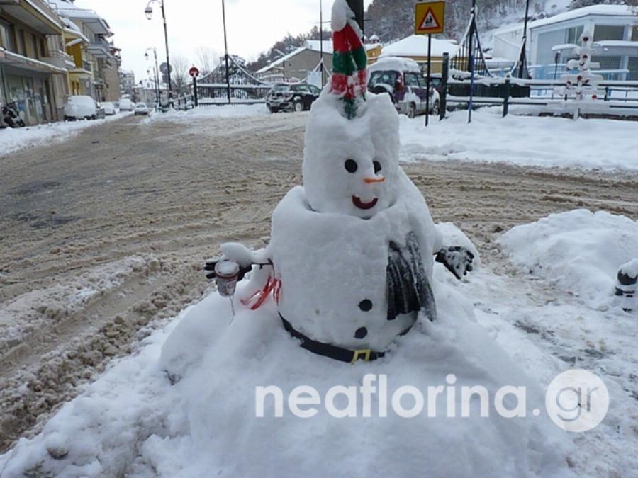 Πολικές θερμοκρασίες στην Φλώρινα μετά τη συνεχή χιονόπτωση – Πάγωσε μέχρι και ο ποταμός Σακουλέβας