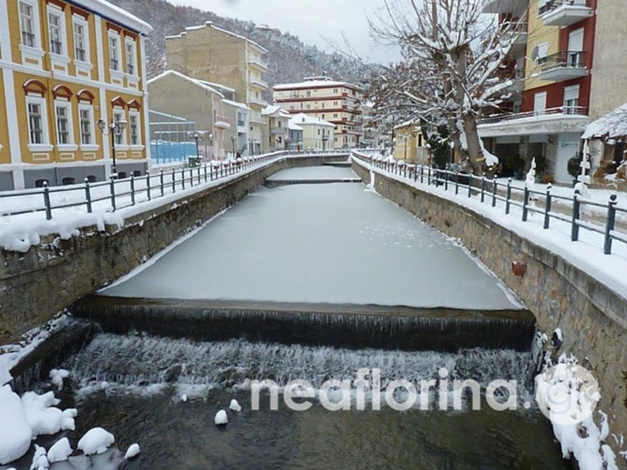 Πολικές θερμοκρασίες στην Φλώρινα μετά τη συνεχή χιονόπτωση – Πάγωσε μέχρι και ο ποταμός Σακουλέβας