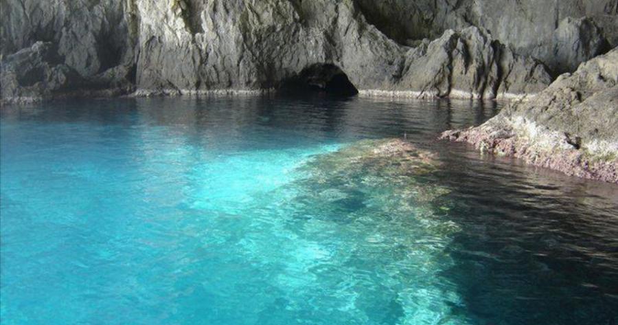 Η βραχονησίδα με τη θαλάσσια σπηλιά που θυμίζει πισίνα. Εκεί φύεται η «Σεμπρεβίβα», το λουλούδι της αιώνιας αγάπης και βρίσκουν καταφύγιο οι φώκιες και τα γεράκια…