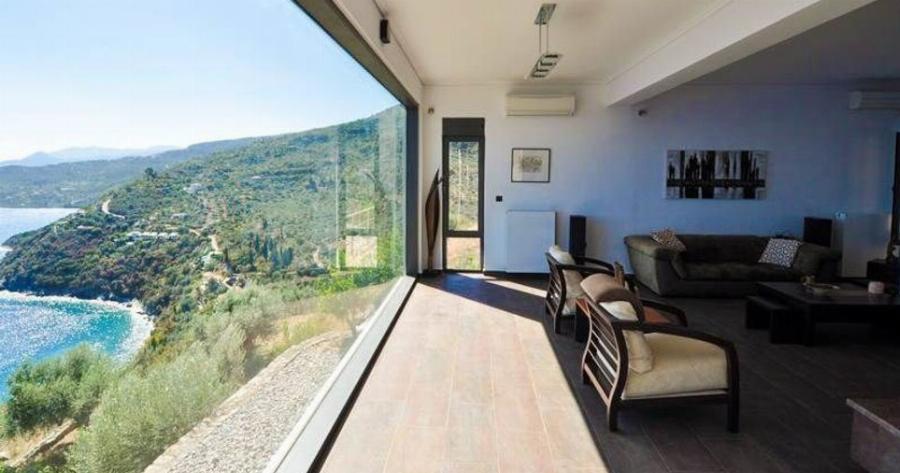Ένα ηλιόφωτο σπίτι στην Αρκαδία με θέα τη θάλασσα εξυμνεί την ομορφιά της Ελλάδας