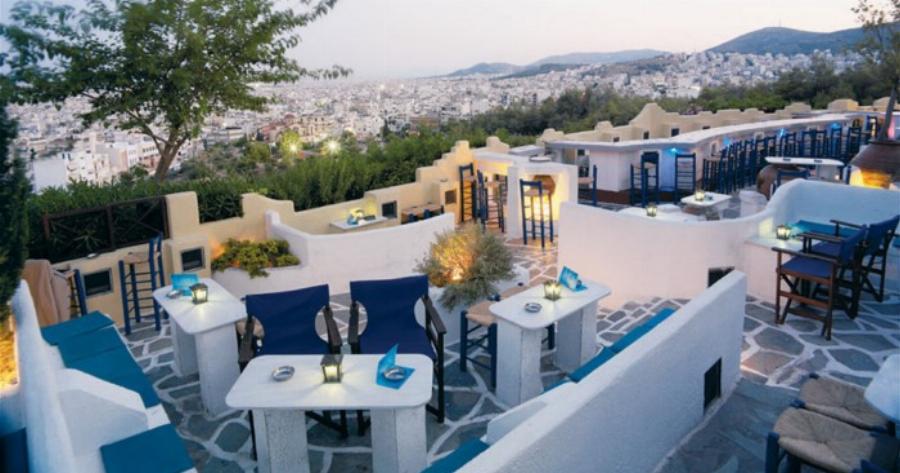 Το κυκλαδίτικο νησί που έχει φανταστική θέα στην Αθήνα (και όχι στο Αιγαίο) και φέτος θα έχει τιν τιμητική του