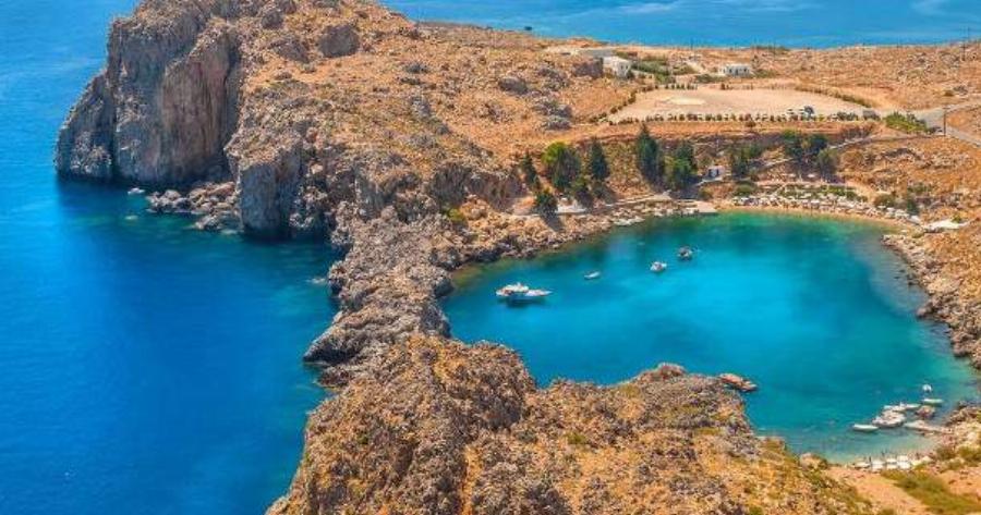 Αγιος Παύλος -Ο μυστικός κόλπος με τα σμαραγδένια νερά που κλείνει μέσα του το ελληνικό καλοκαίρι [εικόνες]