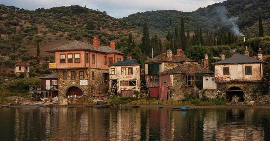 Μοναδικό αφιέρωμα: Σπάνιες φωτογραφίες από τη ζωή στα «χωριά» του Αγίου Όρους