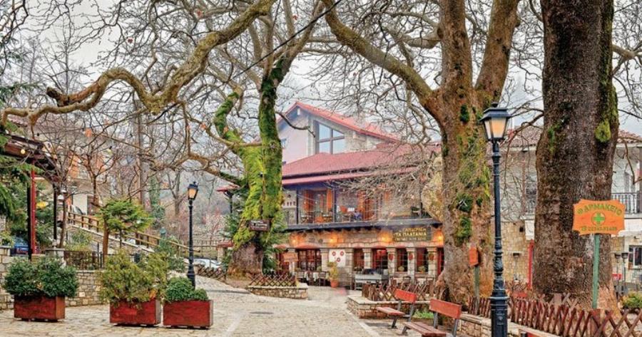 Ξεχάστε την Αράχωβα και ανακαλύψτε ένα χωριουδάκι δίπλα της γεμάτο πηγές, πλατάνια και έλατα