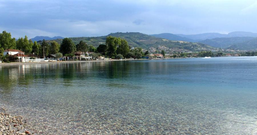 Άκολη ή Άβυθος: Που βρίσκεται η ελληνική παραλία με τα κρυστάλλινα νερά και το αμέτρητο βάθος προκαλεί δέος