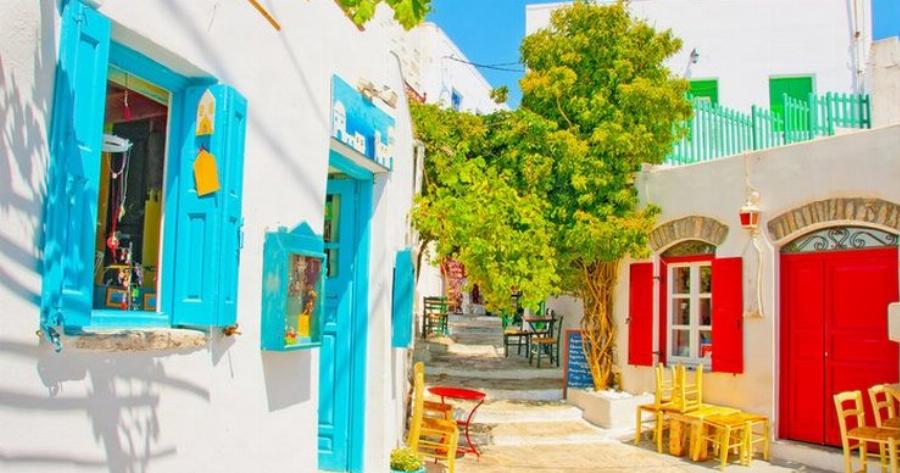 Το πανέμορφο ελληνικό νησί που θεωρείται ένα από τα πιο πολύχρωμα μέρη της Ευρώπης!