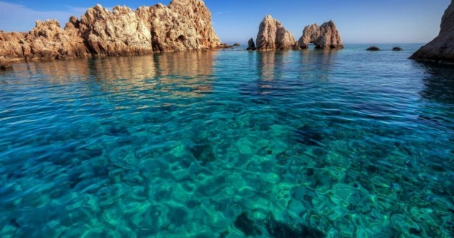 Εκεί που έχει πάντα Κυριακή: Το νησί των Κυκλάδων των 1200 κατοίκων όπου κρύβεται ένα από τα αρχαιότερα σπήλαια του κόσμου