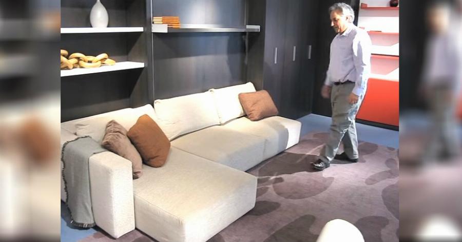 Αρχικά Μοιάζει με έναν Κανονικό Καναπέ. Μόλις άρχισε να Βγάζει τα Μαξιλάρια, μείναμε Άφωνοι!