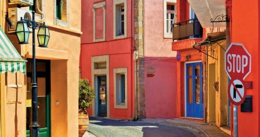 Το πιο πολύχρωμο και βραβευμένο χωριό της Ελλάδας. Κάθε σοκάκι του μοιάζει με έργο τέχνης!