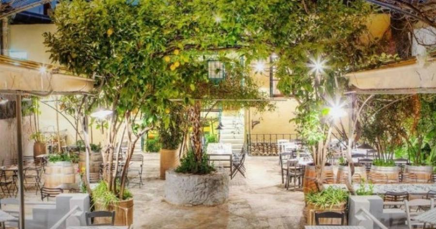 Οι 11 παραδεισένιες αυλές της Αθήνας που θυμίζουν νησί