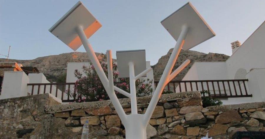 Στη Σίφνο φορτίζουν κινητά και τάμπλετ από ηλιακό δέντρο στο λιμάνι