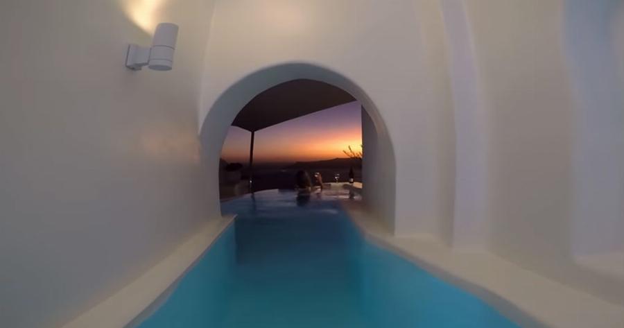 Δωμάτιο με πισίνα στην Σαντορίνη οδηγεί σε ένα σημείο με ένα υπέροχο ηλιοβασίλεμα