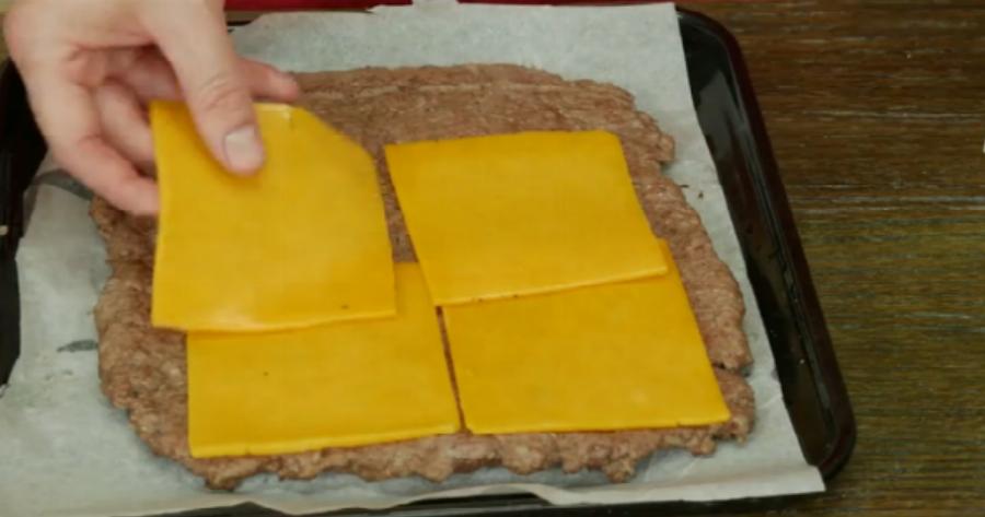 Απλώνει τον Κιμά πάνω στη Λαδόκολλα και τον καλύπτει με Τυρί! Το αποτέλεσμα; Θα το λατρέψετε!