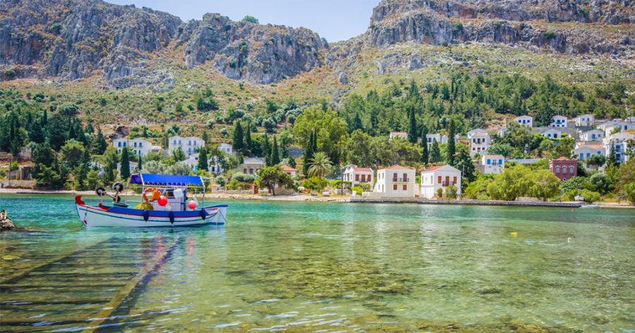 Σε αυτό το πολύχρωμο νησί δεν χρειάζεστε ούτε ξαπλώστρα ούτε αυτοκίνητο