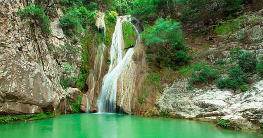 Δέκα μαγικά μέρη της Πελοποννήσου κρύβουν καταρράκτες, γαλάζιες λίμνες, βυζαντινές καστροπολιτείες, ολάνθιστες παλιές πόλεις και πολλά ακόμη ανοιξιάτικα μυστικά.